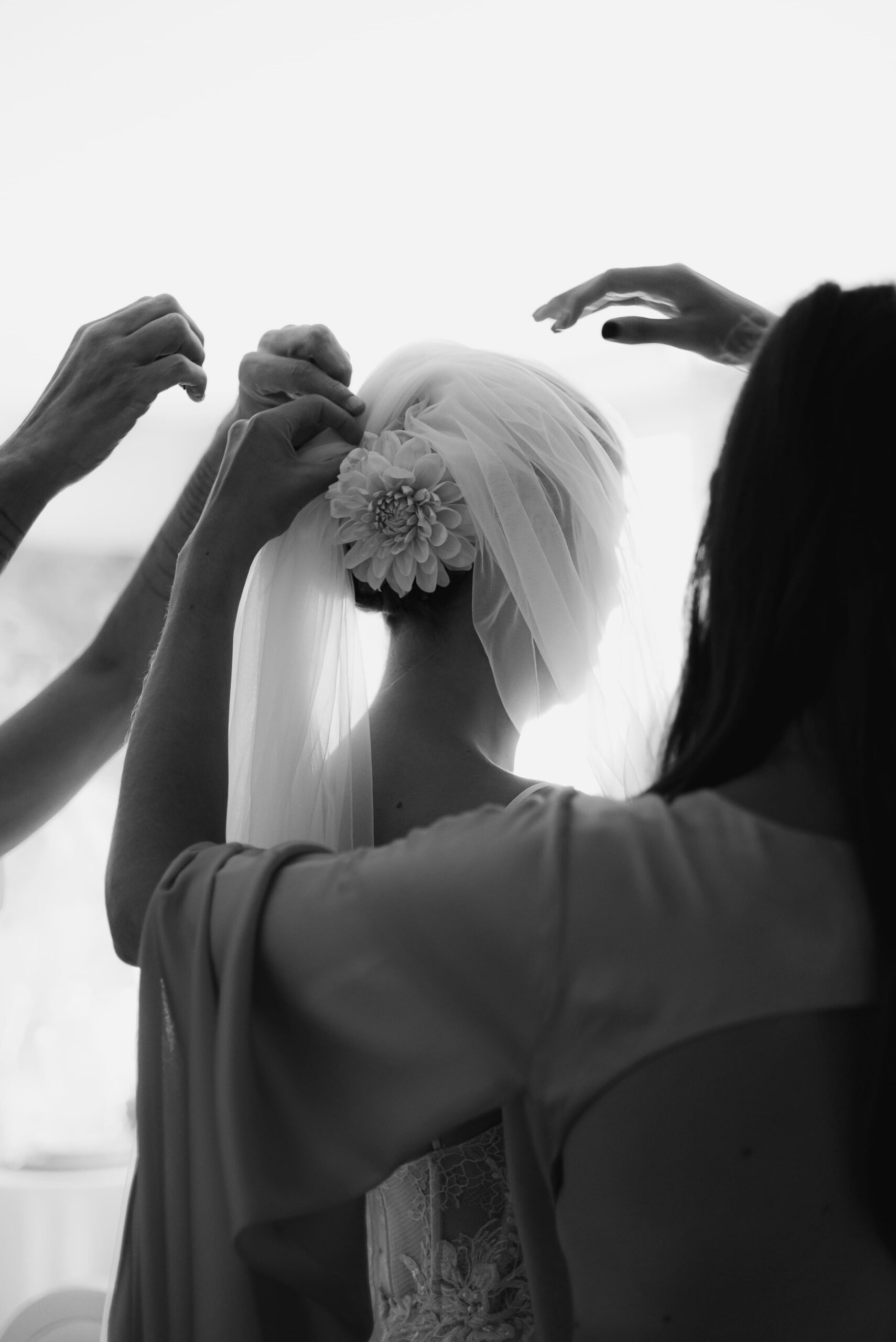 mariée avec bouquet de roses blanches wedding